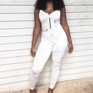 Comfortable jumpsuit with an adjustable zipper.